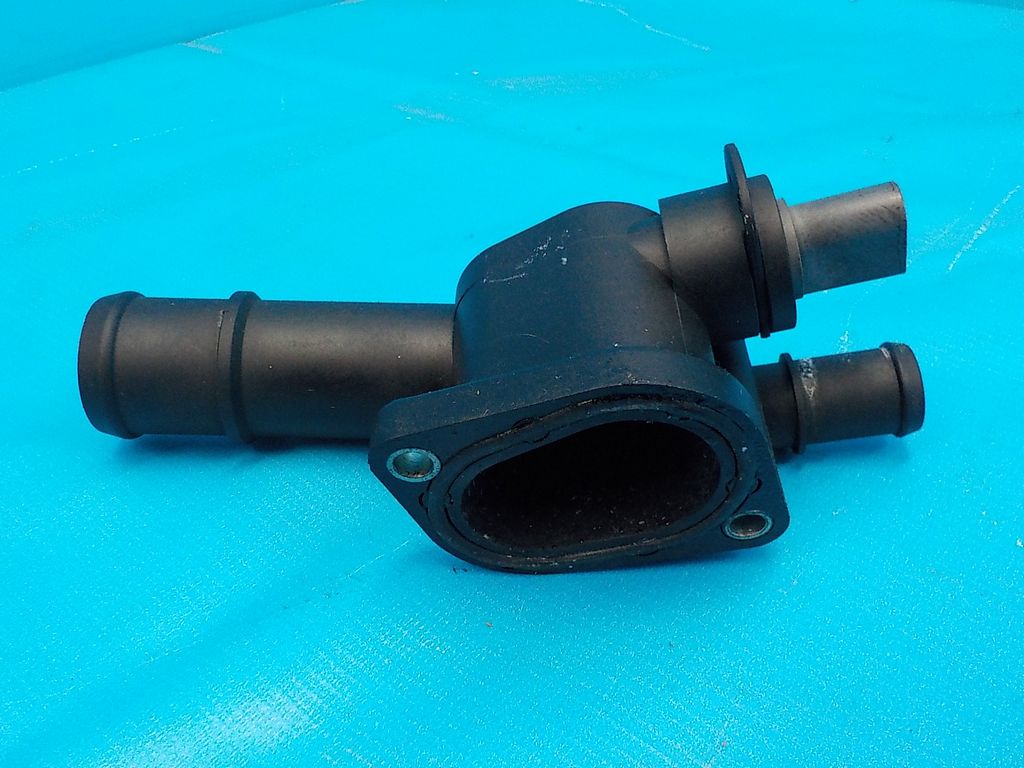 фланец охлаждения головки golf 2. тройник системы охлаждения volkswagen passat b5. тройник охлаждения adr passat b5. фланец охлаждающей жидкости т4. фланец системы охлаждения фольксваген пассат артикул.