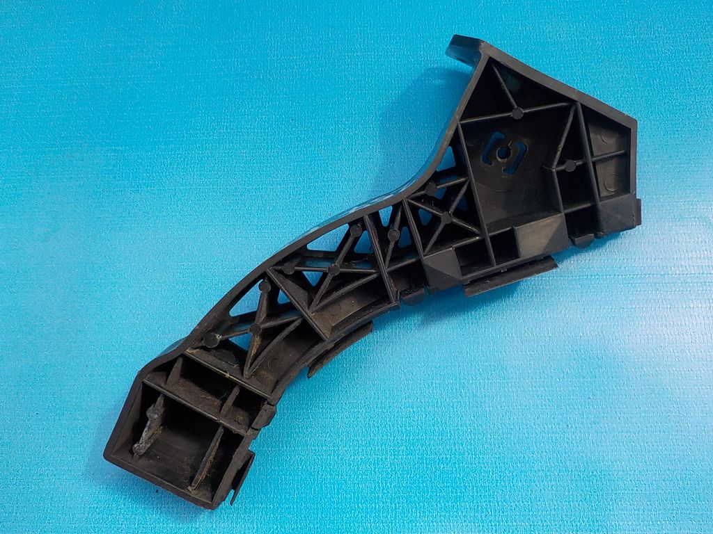 Кронштейн переднего бампера мазда 3 bk. Кронштейн переднего бампера мазда 3. Кронштейн переднего бампера мазда 3 бк. Mazda 3 bk кронштейн переднего бампера. Кронштейн переднего бампера правый мазда 3.