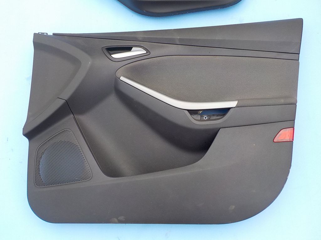 Комплект обшивки двери. Обшивка двери Форд фокус 3. Запчасти обшивка двери багажника Ford Focus 3 2017. Накладки обшивки двери Focus 3. Багажные обшивки на Форд фокус 3.