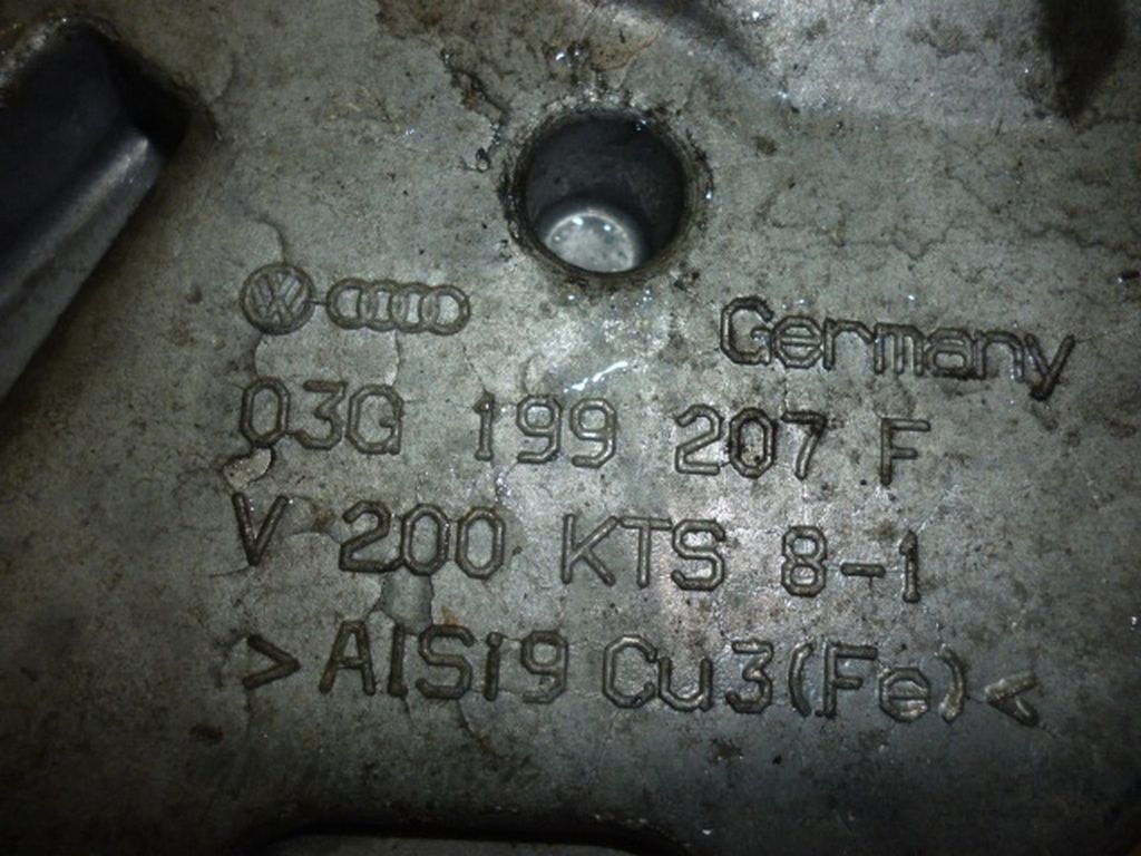 03G199207F Кронштейн опоры двигателя правый Jetta 2005-2011 VOLKSWAGEN 