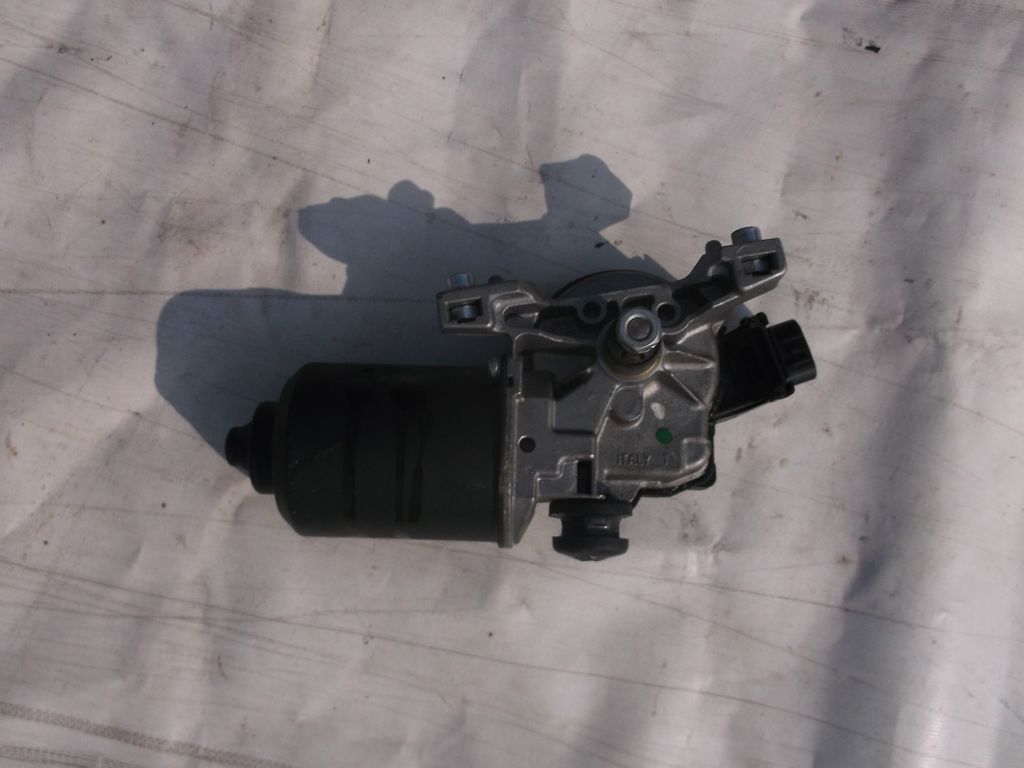 851101A050 Моторчик стеклоочистителя передний TOYOTA Avensis (T250) 2003-2008