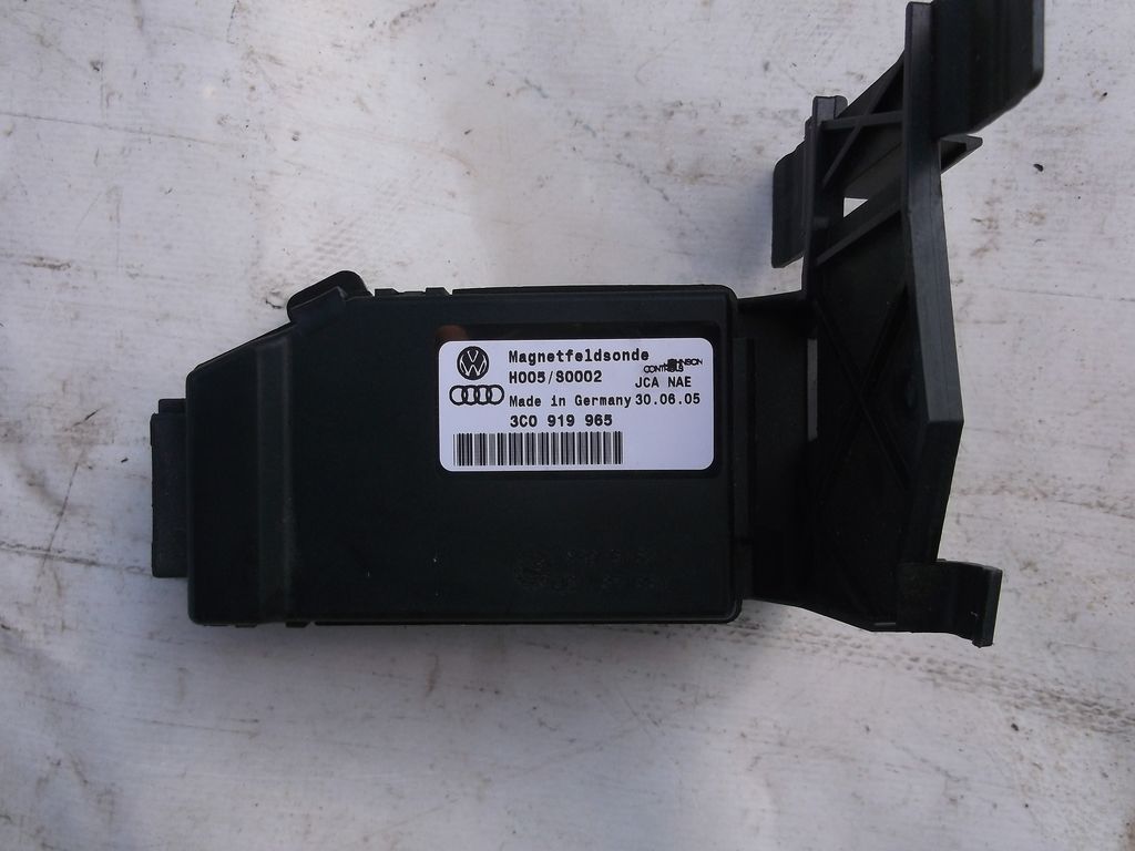 3C0819965 Датчик магнитного поля VOLKSWAGEN Passat B6 2005-2009 3C0819965 Датчик магнитного поля VOLKSWAGEN Passat B6 2005-2009