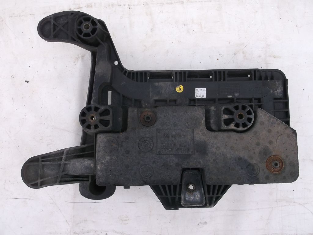 1K0915333B Площадка АКБ VOLKSWAGEN Passat B6 2005-2009 1K0915333B Площадка АКБ VOLKSWAGEN Passat B6 2005-2009