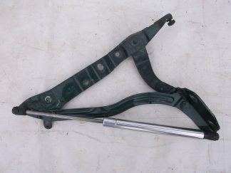 Петля крышки багажника правая