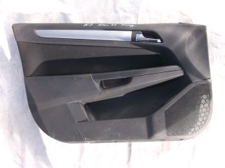 Обшивка двери передней правой