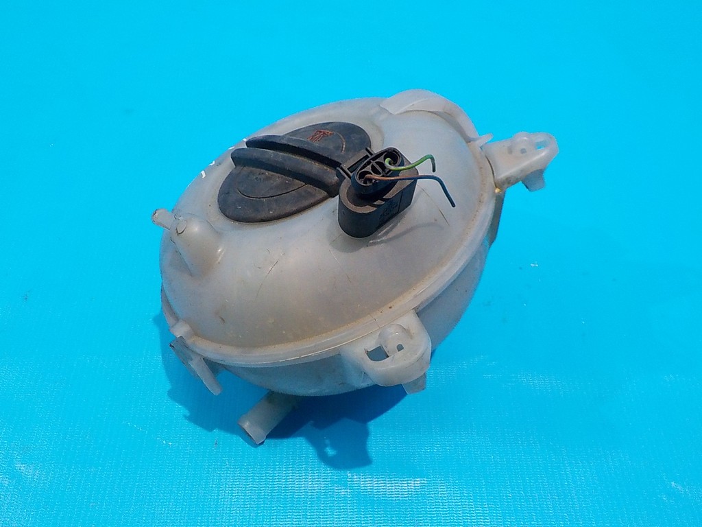 5Q0121407D Бачок расширительный Audi A3 (8V) 2013-2020 5Q0121407D Бачок расширительный Audi A3 (8V) 2013-2020