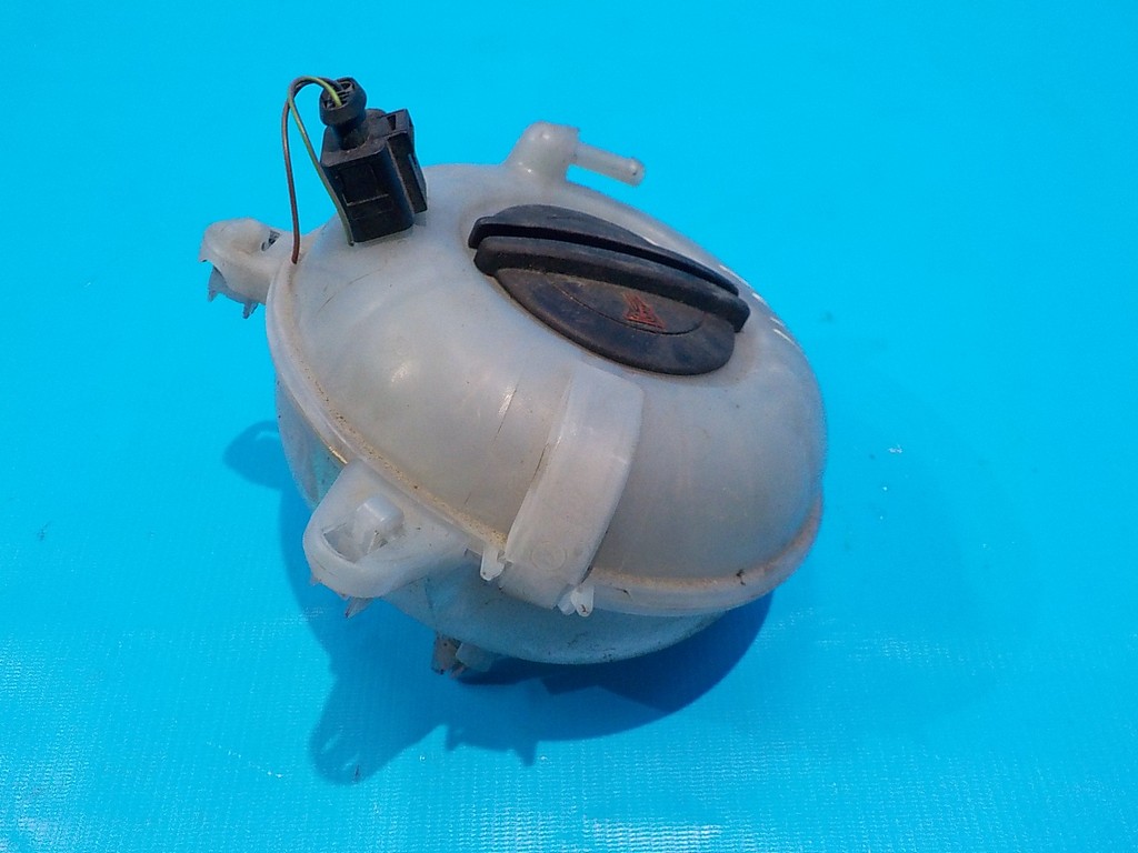 5Q0121407D Бачок расширительный Audi A3 (8V) 2013-2020 5Q0121407D Бачок расширительный Audi A3 (8V) 2013-2020