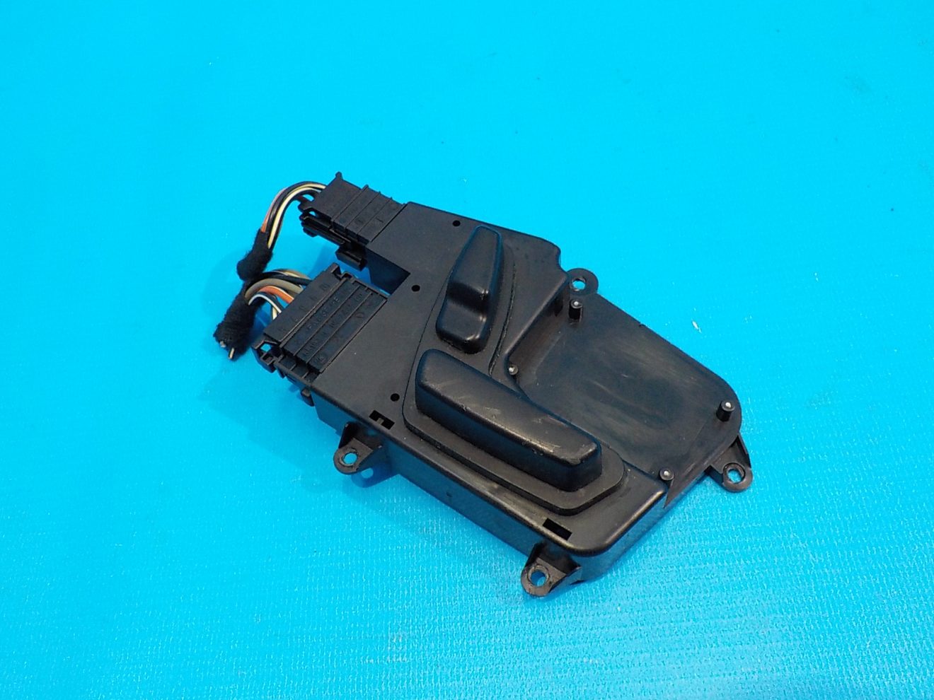 A1648201410 Блок управления сиденьем передний правый MERCEDES-BENZ M-class ML (W164) 2005-2011 A1648201410 Блок управления сиденьем передний правый MERCEDES-BENZ M-class ML (W164) 2005-2011