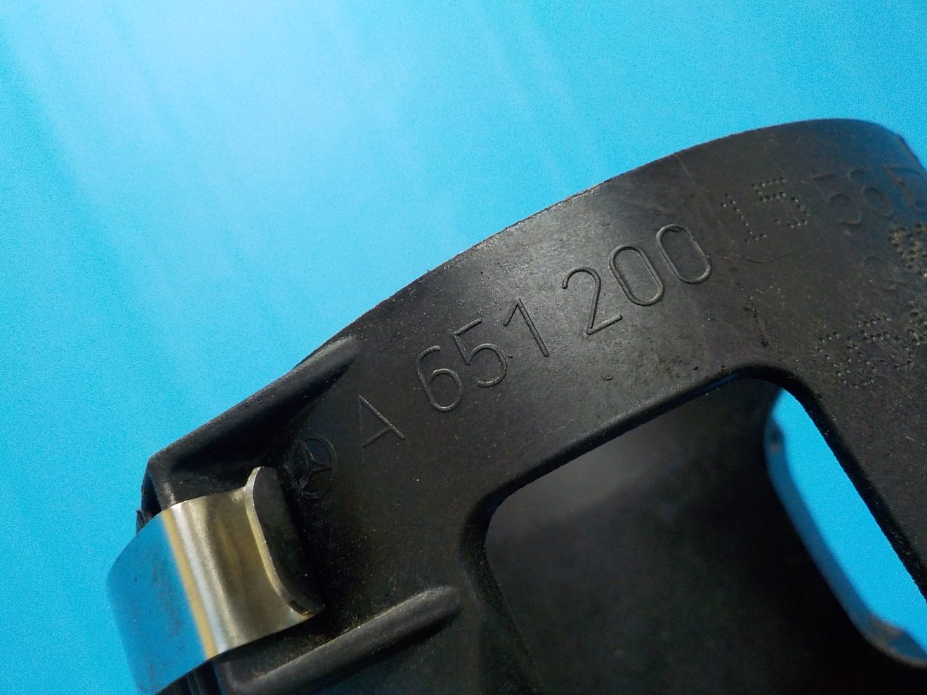 A6512001556 Кронштейн топливного фильтра MERCEDES-BENZ GLC (X253) 2015- A6512001556 Кронштейн топливного фильтра MERCEDES-BENZ GLC (X253) 2015-