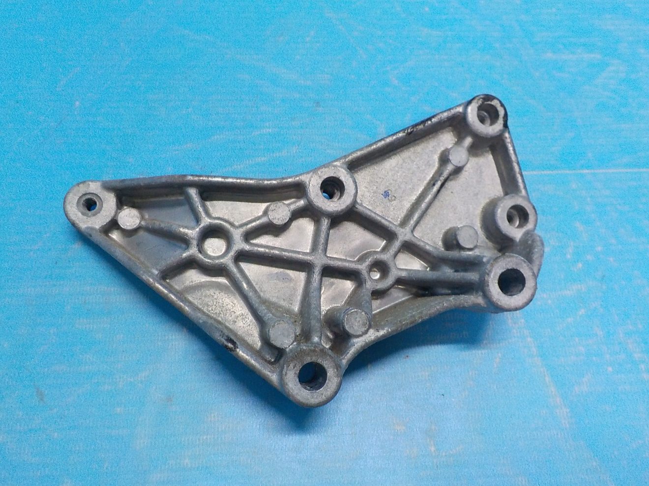 A6510940039 Кронштейн впускного коллектора MERCEDES-BENZ GLC (X253) 2015- A6510940039 Кронштейн впускного коллектора MERCEDES-BENZ GLC (X253) 2015-