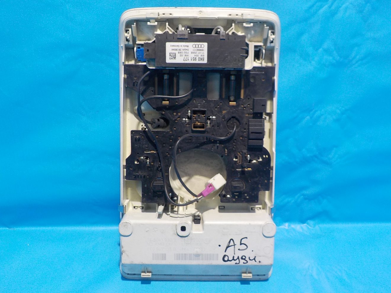8T0947135B Плафон освещения салона Audi A5 (8T) 2008-2016 8T0947135B Плафон освещения салона Audi A5 (8T) 2008-2016