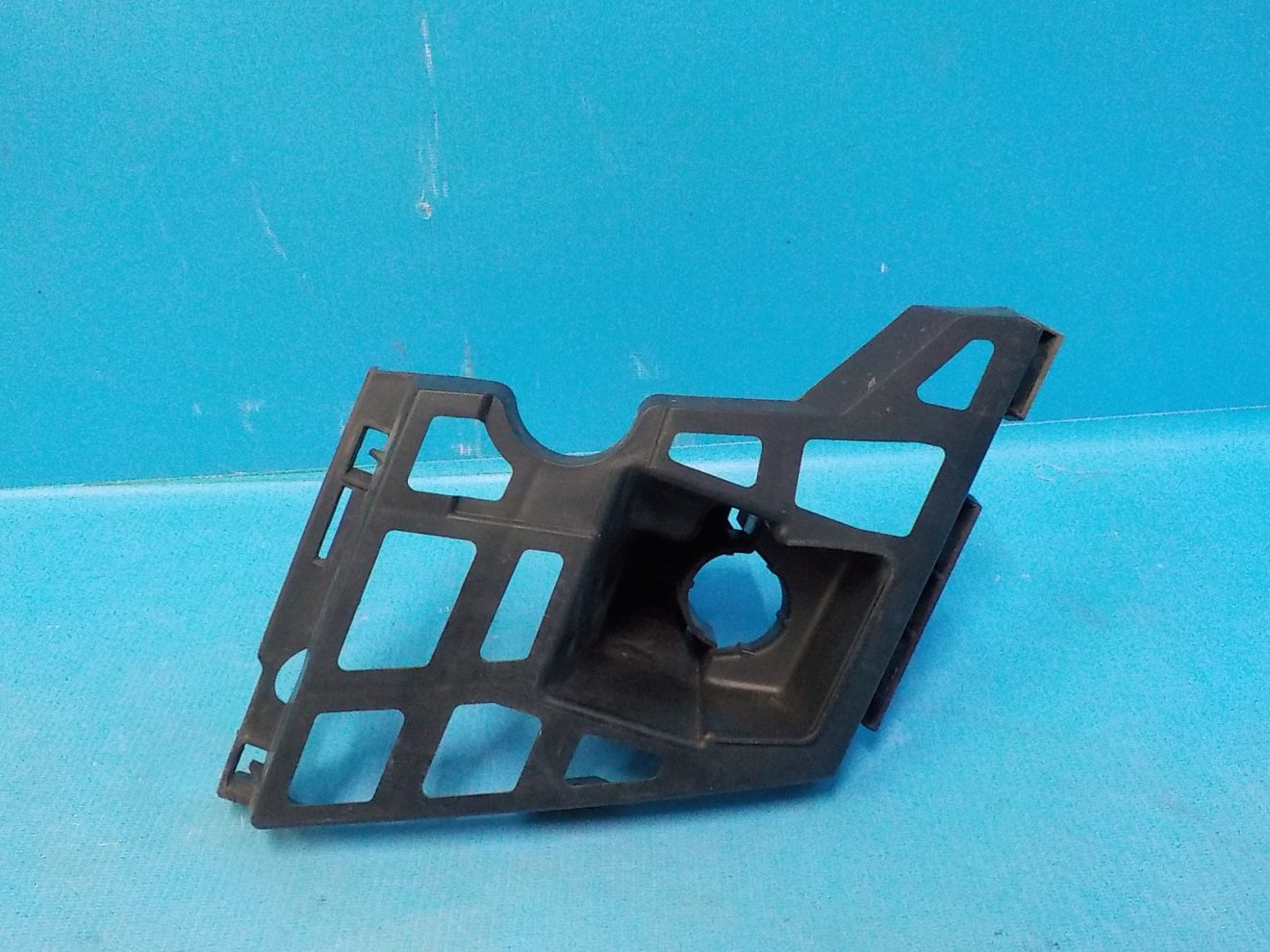 5L0807056 Кронштейн форсунки омывателя правой SKODA Yeti 2009-2018 5L0807056 Кронштейн форсунки омывателя правой SKODA Yeti 2009-2018