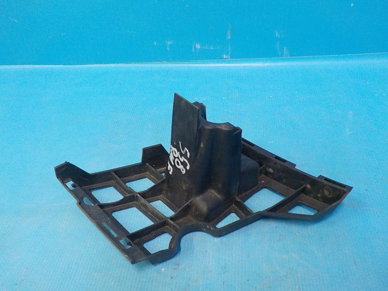 5L0807056 Кронштейн форсунки омывателя правой SKODA Yeti 2009-2018 5L0807056 Кронштейн форсунки омывателя правой SKODA Yeti 2009-2018