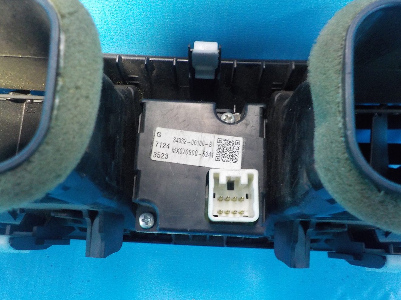 5566033190B0 Дефлектор воздушный центральный TOYOTA Camry V40 2006-2011 5566033190B0 Дефлектор воздушный центральный TOYOTA Camry V40 2006-2011