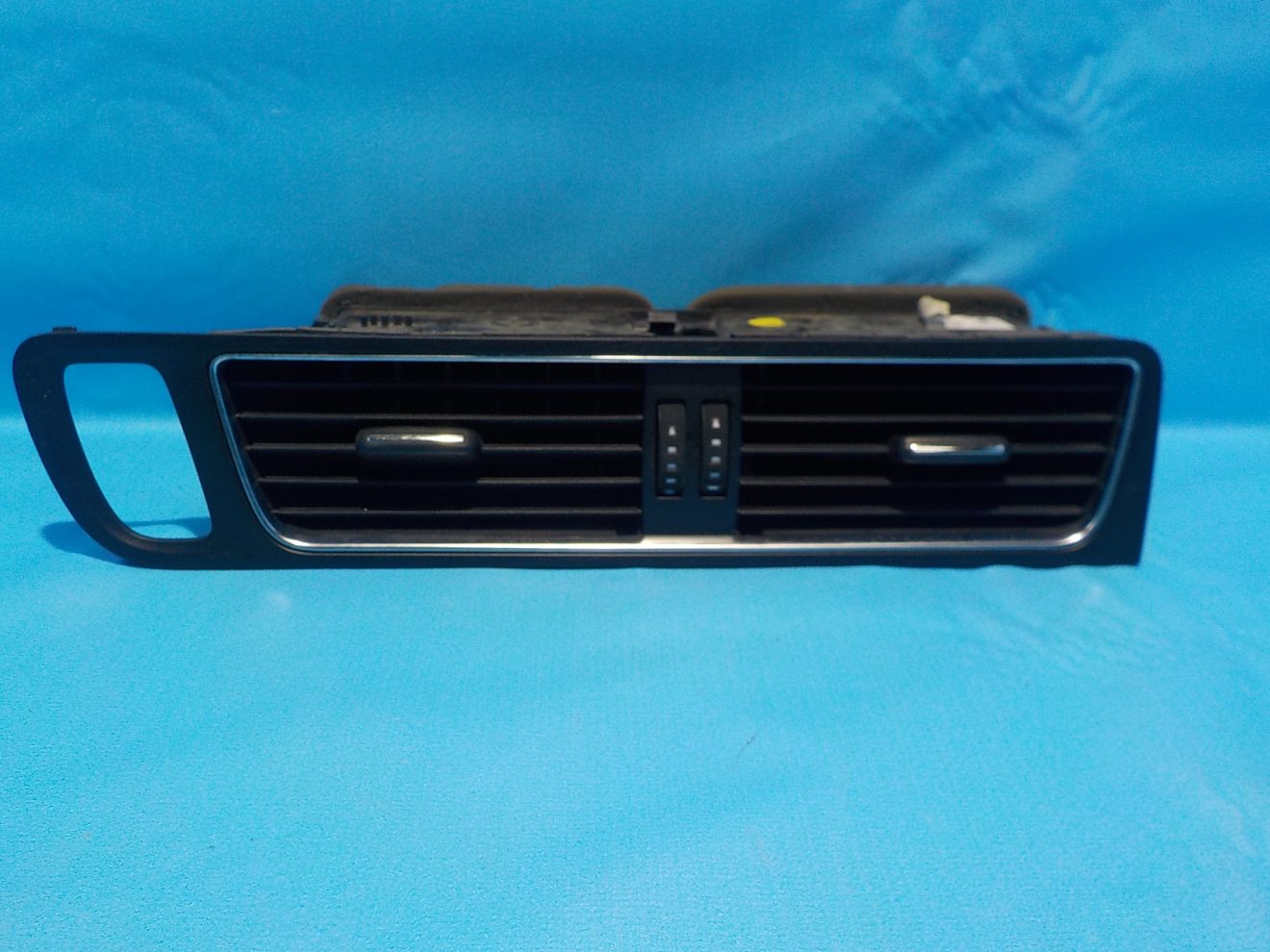 8R1820951GWVF Дефлектор воздушный центральный Audi Q5 (8R) 2008-2017 8R1820951GWVF Дефлектор воздушный центральный Audi Q5 (8R) 2008-2017