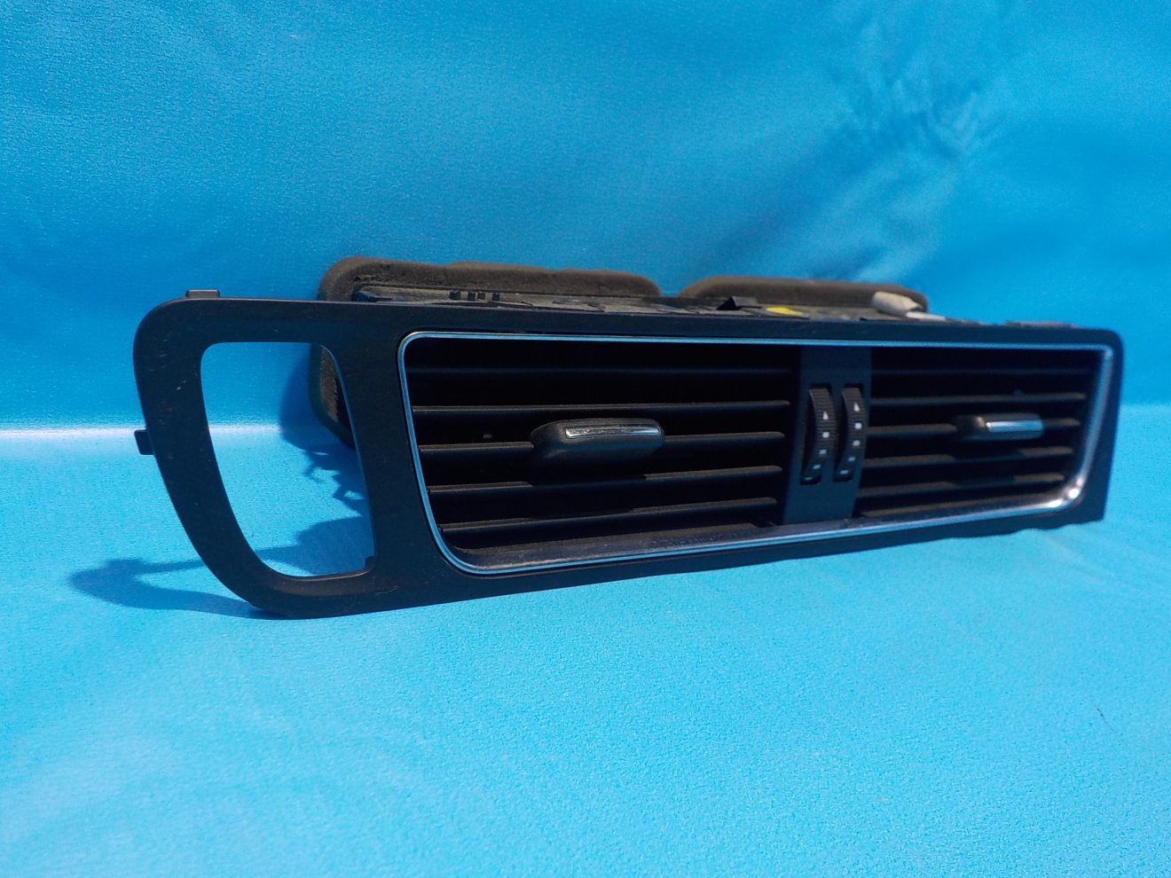 8R1820951GWVF Дефлектор воздушный центральный Audi Q5 (8R) 2008-2017 8R1820951GWVF Дефлектор воздушный центральный Audi Q5 (8R) 2008-2017