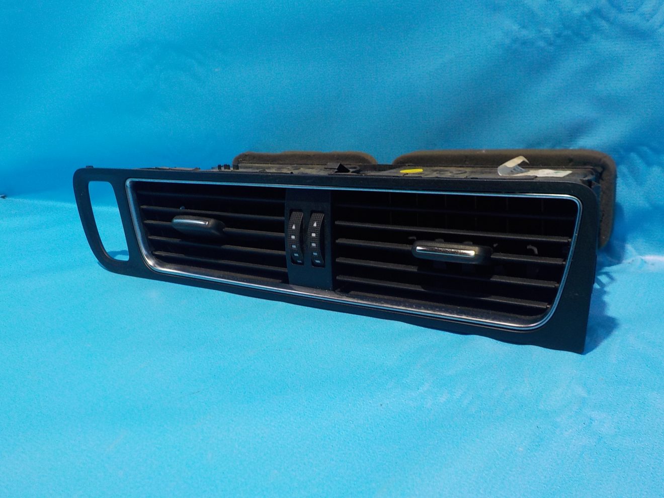 8R1820951GWVF Дефлектор воздушный центральный Audi Q5 (8R) 2008-2017 8R1820951GWVF Дефлектор воздушный центральный Audi Q5 (8R) 2008-2017