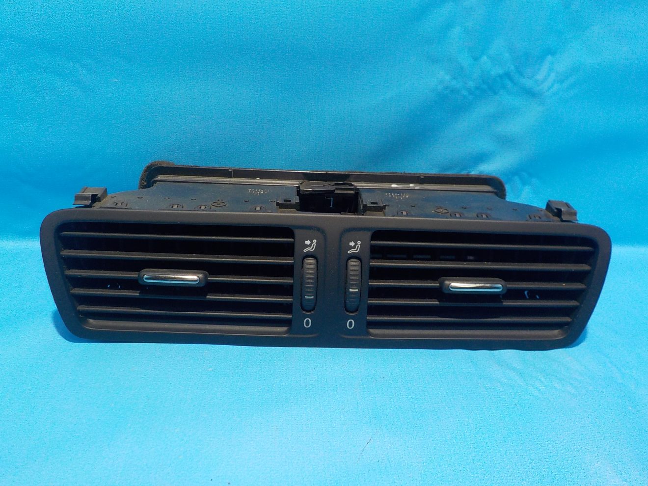 3C1819728F Дефлектор воздушный центральный VOLKSWAGEN Passat CC 2008-2018 3C1819728F Дефлектор воздушный центральный VOLKSWAGEN Passat CC 2008-2018