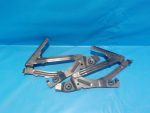 BBM452720A Петля крышки багажника (пара) MAZDA 3 (BL) 2009-2013